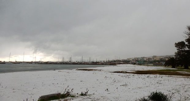 Zdjęcie zaśnieżonego Rethymno